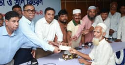 ৩৫০ অসহায় মানুষের পাশে ড. চৌধুরী ইশরাক আহমেদ সিদ্দিকী