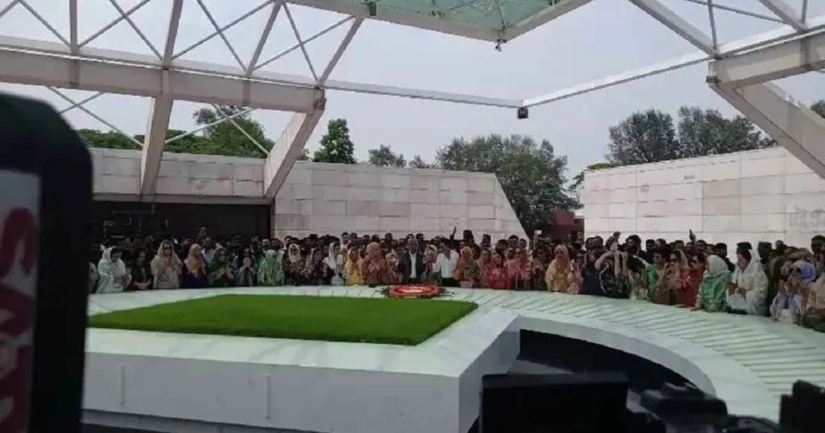 জিয়াউর রহমান ও খালেদা জিয়ার কবরে নারী এমপিদের শ্রদ্ধা