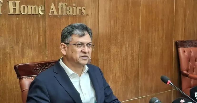 অতিরিক্ত ডিআইজির বাড়িতে অভিযান, কার কী পরিচয় দেখা হবে না