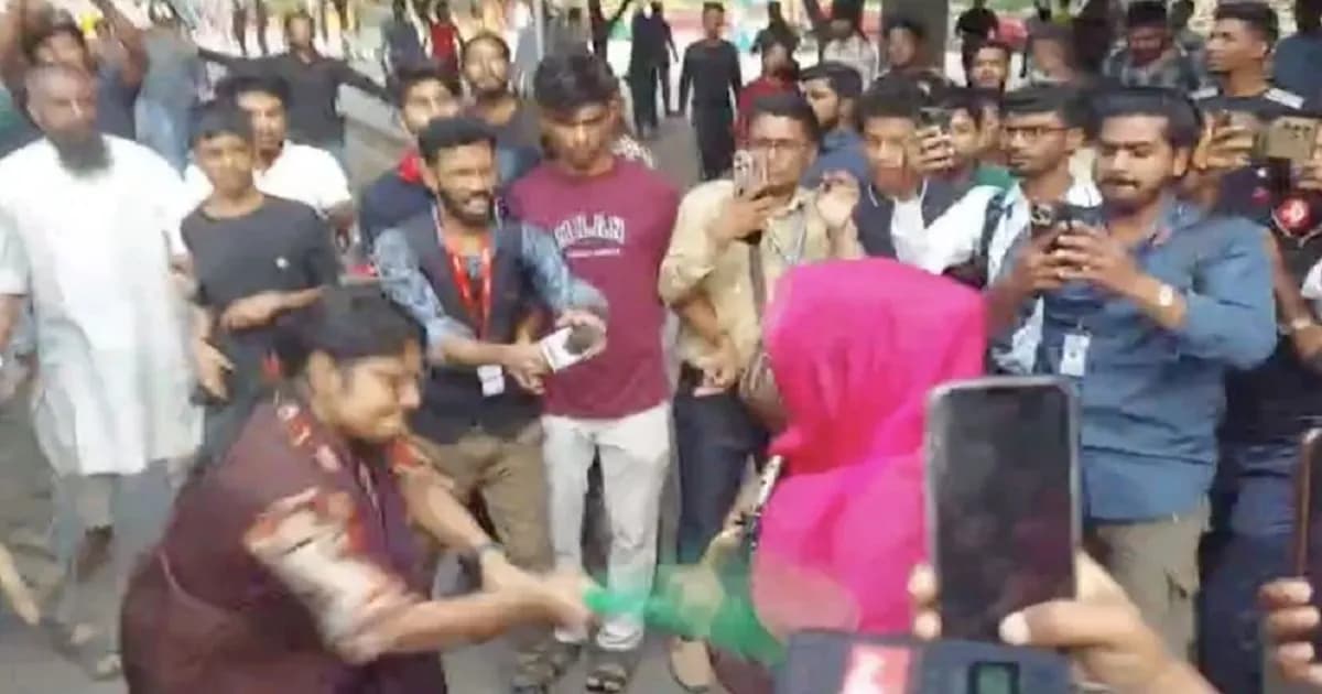 ধানমন্ডি ৩২ নম্বরে ‘জয় বাংলা’ স্লোগান দেওয়ায় নারীকে মারধর