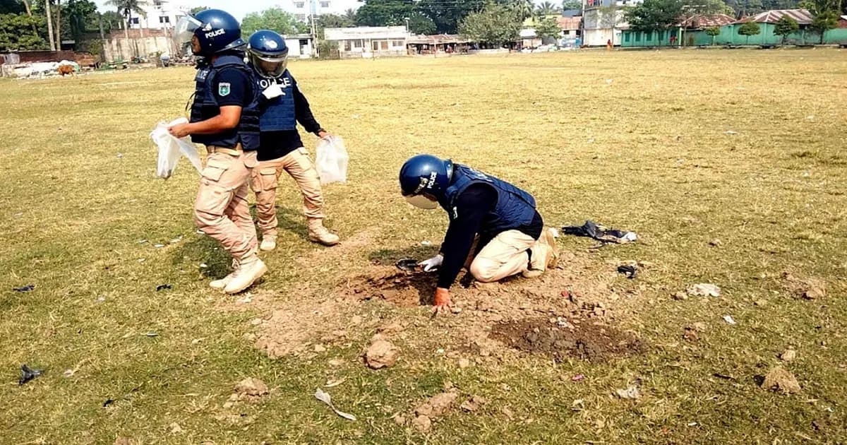 ঝিনাইদহে ১৬টি ককটেল বোমা ধ্বংস করল বোম্ব ডিসপোজাল ইউনিট