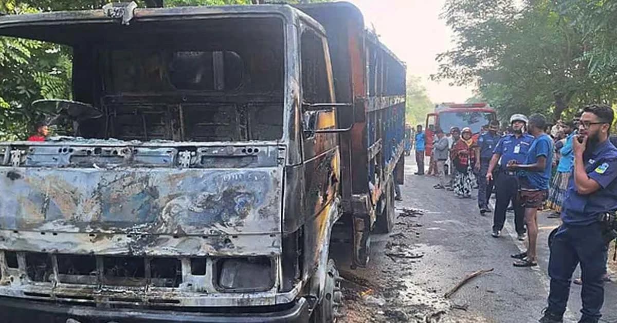 পদ্মা সেতুর সামনে আওয়ামী লীগের অবরোধ, ট্রাকে আগুন