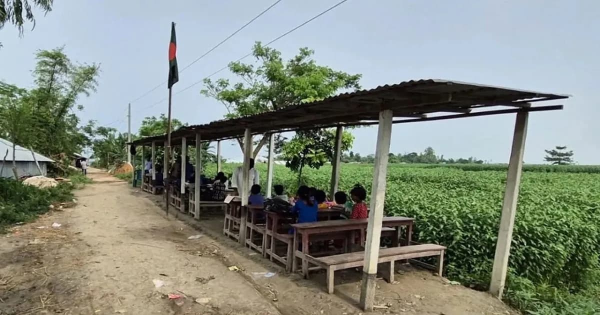 যমুনা ভাঙনে ষষ্ঠবার বিলীন শতবর্ষী স্কুল, বাঁধেই চলছে পাঠদান