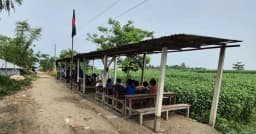 যমুনা ভাঙনে ষষ্ঠবার বিলীন শতবর্ষী স্কুল, বাঁধেই চলছে পাঠদান