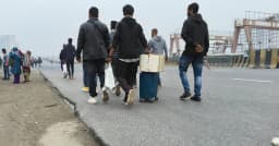 যানশূন্য বিমানবন্দর সড়ক, হেঁটে গন্তব্যে ছুটছেন যাত্রীরা