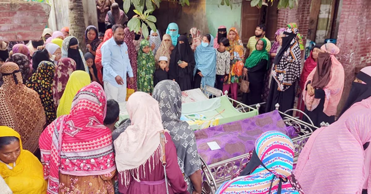 মোংলায় এক উঠানে ৯ মরদেহ, শোকে স্তব্ধ পরিবার