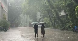 দুপুরের মধ্যে চার বিভাগে ঝড়বৃষ্টির আভাস, নদীবন্দরে ২ নম্বর সংকেত