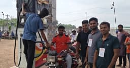 পর্যাপ্ত সরবরাহেও জীবননগরে তেল পাম্পে দীর্ঘ লাইন, মজুদের আশঙ্কা