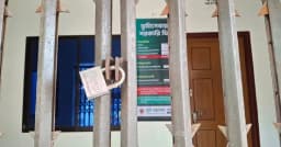 সাড়ে ১২টাতেও তালাবদ্ধ ভূমি অফিস, অপেক্ষায় সেবাগ্রহীতারা