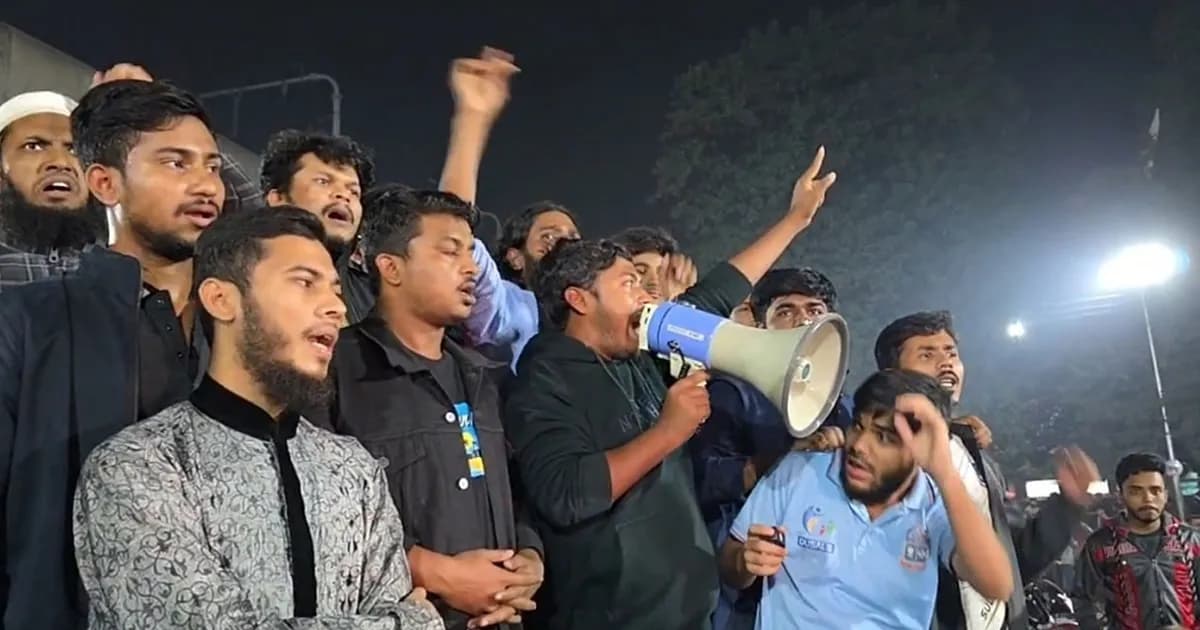 ‘দিল্লি যাদের মামা বাড়ি, বাংলা ছাড়ো তাড়াতাড়ি’,স্লোগানে উত্তাল ঢাবি