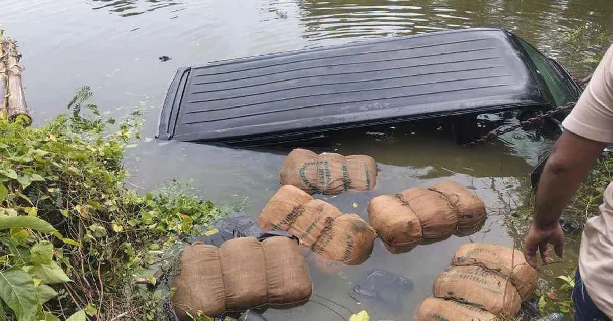 পুলিশের ধাওয়া খেয়ে পুকুরে পড়ল গাঁজাবাহী মাইক্রোবাস
