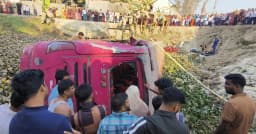 নিয়ন্ত্রণ হারিয়ে যাত্রীবাহী বাস উল্টে খাদে, আহত ২০
