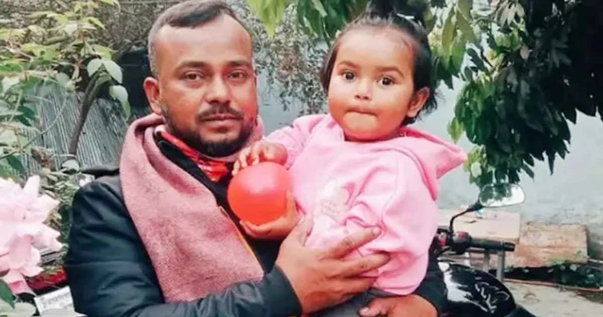 বজ্রপাতে বাবার মৃত্যু, অলৌকিকভাবে রক্ষা পেল কোলে থাকা সন্তান