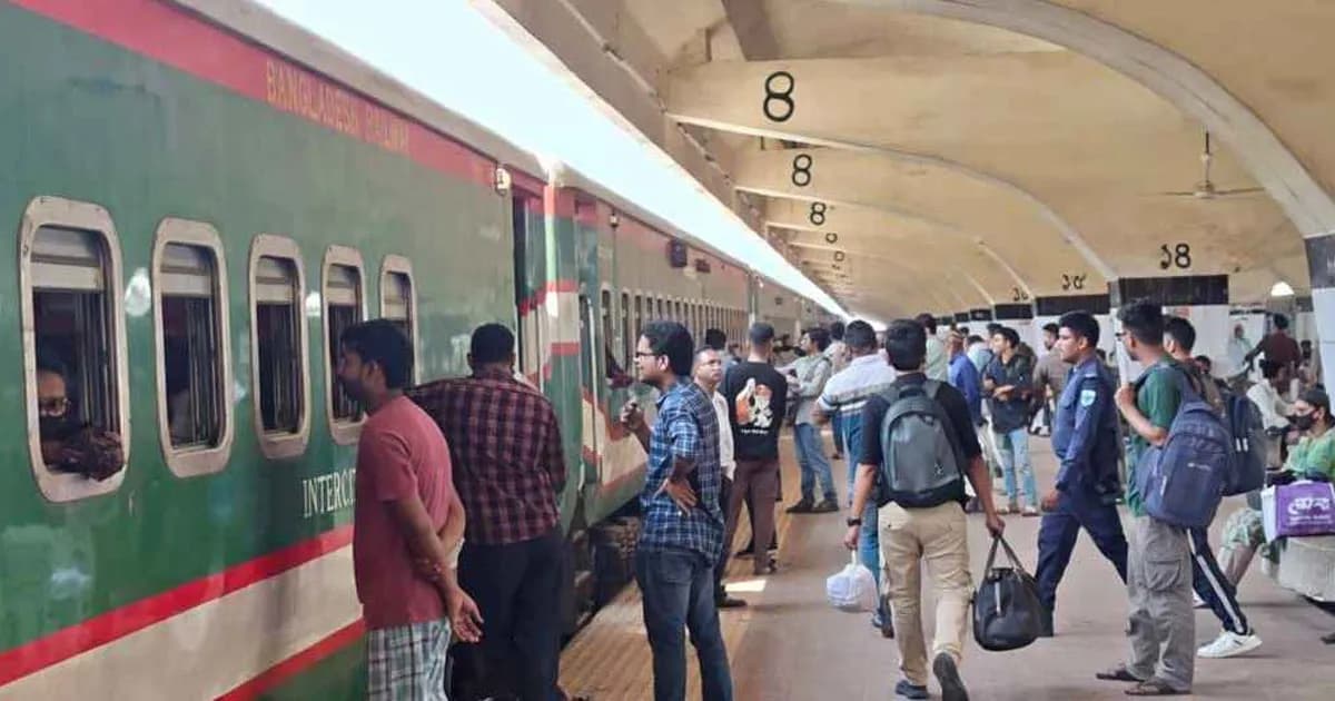 কমলাপুর থেকে সময়মতো ছাড়ছে ট্রেন, ঘরমুখো যাত্রীর ভিড়