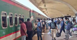 কমলাপুর থেকে সময়মতো ছাড়ছে ট্রেন, ঘরমুখো যাত্রীর ভিড়