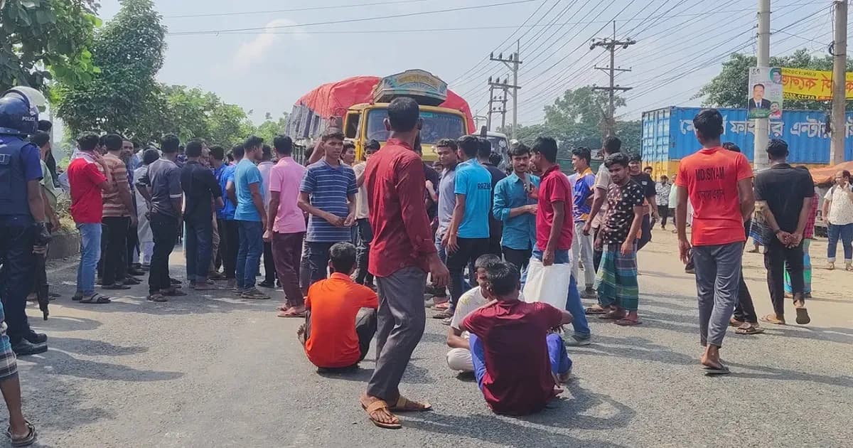 ঢাকা-ময়মনসিংহ মহাসড়ক অবরোধ শ্রমিকদের