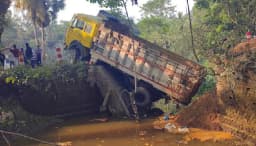 লক্ষ্মীপুরে বালুভর্তি ট্রাক নিয়ে ধসে পড়ল ব্রিজ