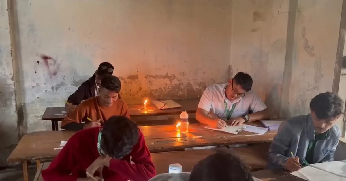 মৌলভীবাজারে মোমবাতি ও চার্জ লাইটে এসএসসি পরীক্ষা