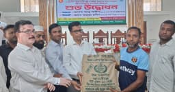 পিরোজপুরে ক্ষুদ্র ও প্রান্তিক কৃষকদের মাঝে বিনামূল্যে বীজ-সার বিতরণ