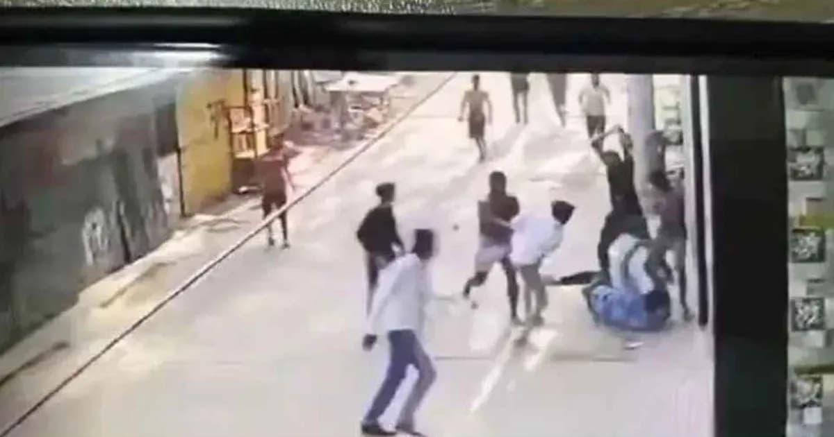 মোহাম্মদপুরে কিশোর গ্যাংয়ের সংঘর্ষ, একজনকে কুপিয়ে হত্যা