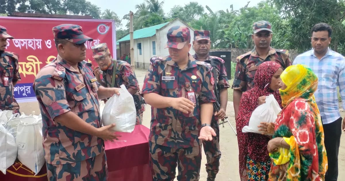 মহেশপুরে অতিবৃষ্টিতে ক্ষতিগ্রস্ত পরিবারের পাশে বিজিবি