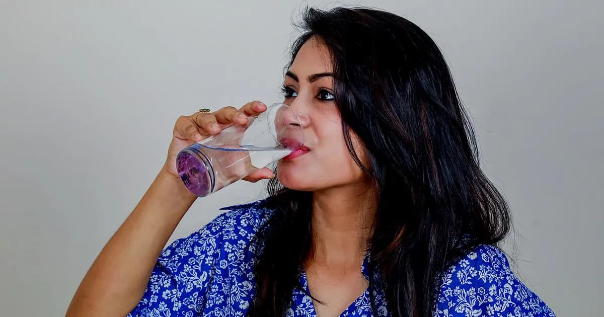 খালি পেটে সকালে পানি খেলে শরীরের কি হয়, জেনে নিন