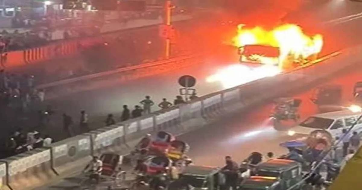 রাজধানীর ধোলাইপাড়ে বাসে আগুন