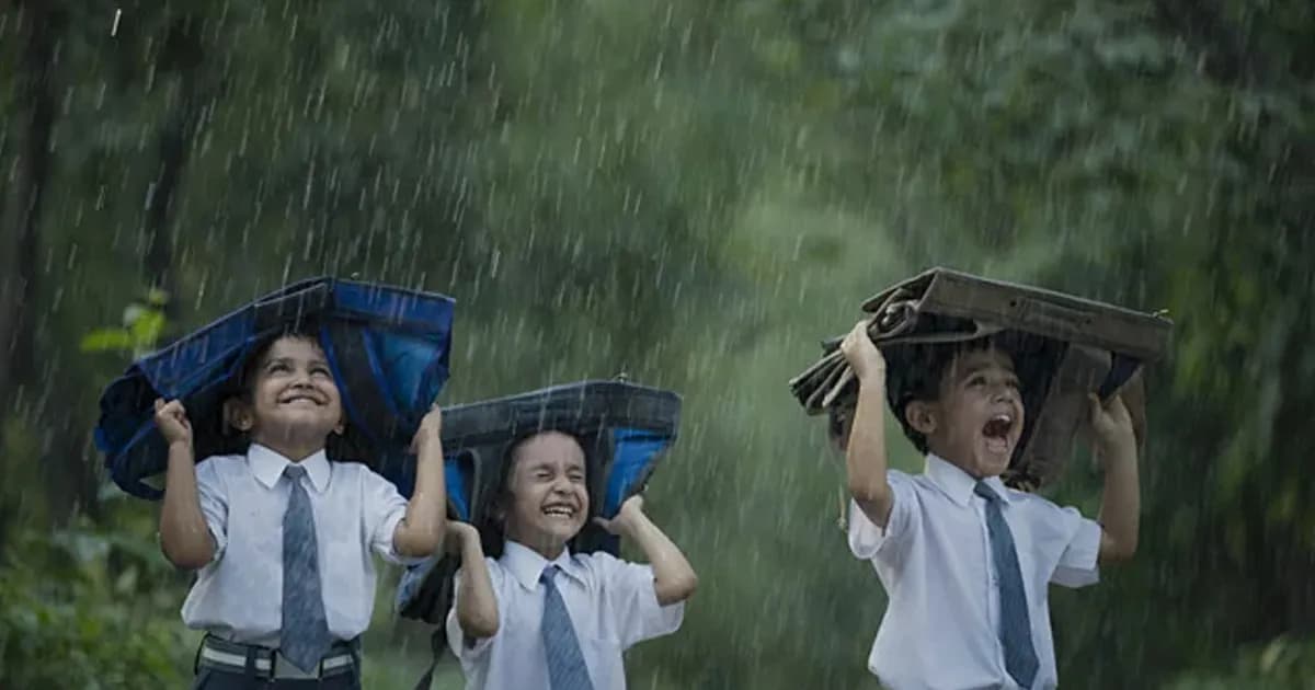 হঠাৎ বৃষ্টিতে ভিজে গেলে কী করবেন? জেনে নিন জরুরি করণীয়