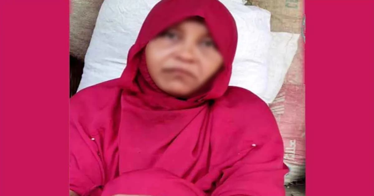 স্ত্রী স্বীকৃতির দাবিতে প্রেমিকের বাড়িতে বৃদ্ধার অনশন