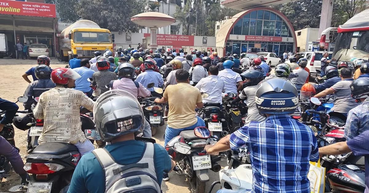 দুই লিটার তেলের জন্য পাম্পে দীর্ঘ লাইনে অতিষ্ঠ বাইকাররা
