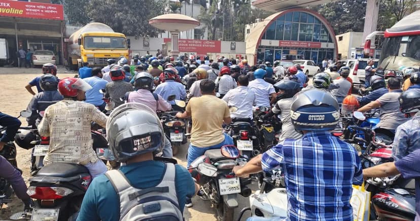 দুই লিটার তেলের জন্য পাম্পে দীর্ঘ লাইনে অতিষ্ঠ বাইকাররা