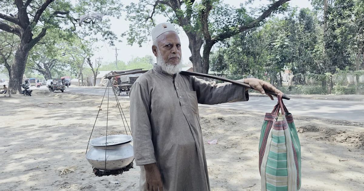 জীবননগরে প্রবীণ মুসাব আলীর সংগ্রাম, গ্রামে গ্রামে ঘুরে মিষ্টি বিক্রি