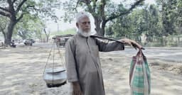 জীবননগরে প্রবীণ মুসাব আলীর সংগ্রাম, গ্রামে গ্রামে ঘুরে মিষ্টি বিক্রি