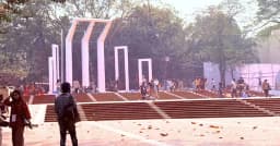 একুশের প্রাক্কালে শেষ মুহূর্তের ব্যস্ততা, রঙিন ছোঁয়ায় সেজে উঠছে শহীদ মিনার