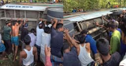 ৪০ যাত্রী নিয়ে উল্টে গেল আরও একটি বাস, আহত ২