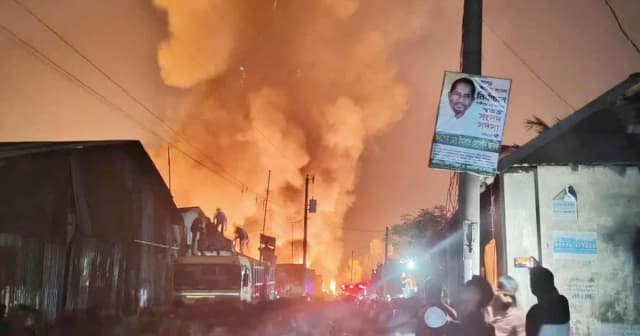 গাজীপুরে ঝুটগুদামে আগুন, নিয়ন্ত্রণে ফায়ার সার্ভিসের ৫ ইউনিট