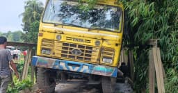 দীঘিনালা–মাইনি সড়কে বেইলি ব্রিজ ভেঙে ট্রাক আটকা, যান চলাচল বন্ধ