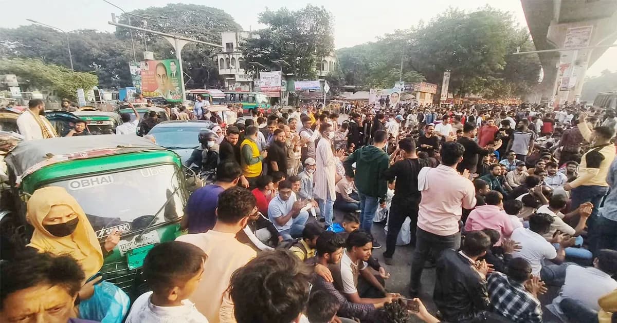 আইজিপি অপসারণের দাবিতে শাহবাগ অবরোধ, যান চলাচল বন্ধ