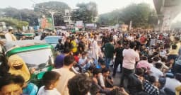 আইজিপি অপসারণের দাবিতে শাহবাগ অবরোধ, যান চলাচল বন্ধ
