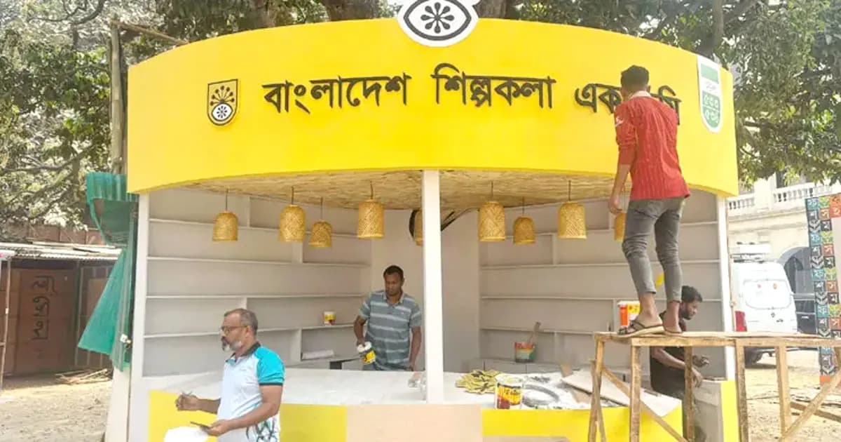 কাল থেকে শুরু অমর একুশে বইমেলা, স্টল সাজাতে ব্যস্ত কর্মীরা