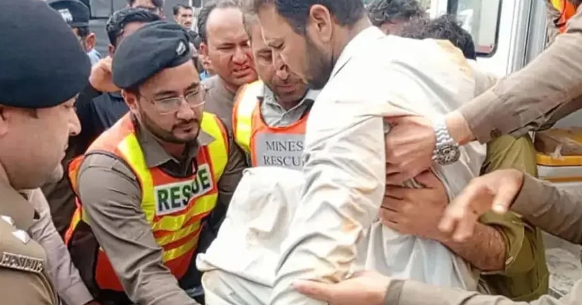 ১৭ দিন পর ধ্বংসস্তূপ থেকে জীবিত উদ্ধার শ্রমিক