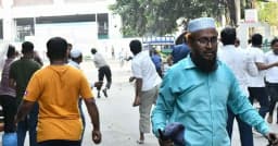 মতিঝিলে ইসলামী ব্যাংকের সামনে দুই পক্ষের সংঘর্ষ, আহত ৫৫