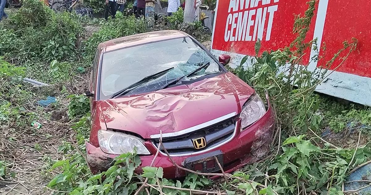 ঝালকাঠিতে প্রাইভেটকার খাদে পড়ে দেড় বছরের শিশুর মৃত্যু