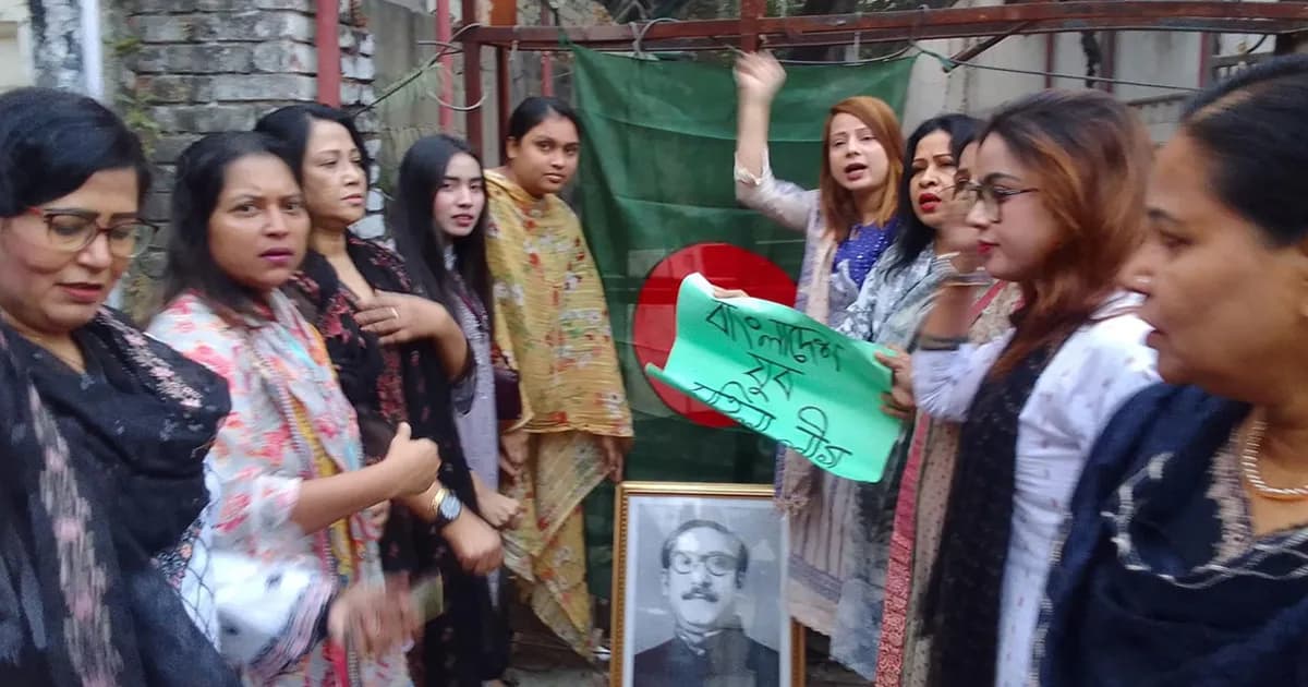 আওয়ামী লীগের কার্যালয়ে পতাকা টানিয়ে মহিলা লীগ নেত্রীদের স্লোগান