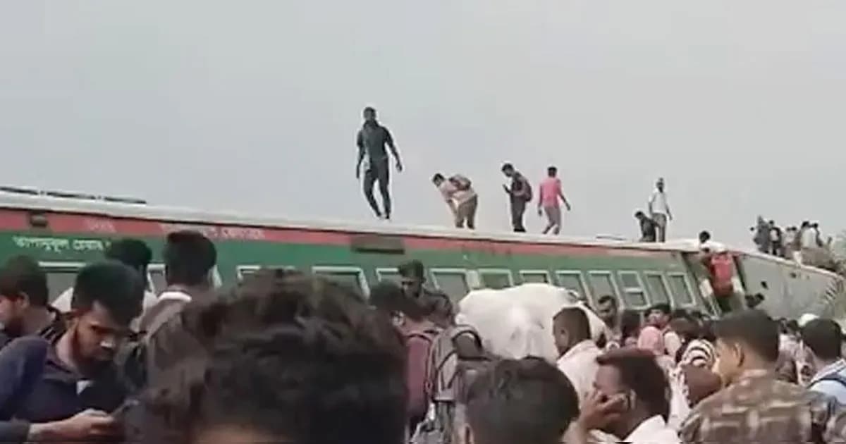 বগুড়ায় নীলসাগর এক্সপ্রেসের ৯ বগি লাইনচ্যুত, বহু হতাহতের শঙ্কা