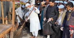 ঝাড়ু হাতে রাস্তায় নামলেন জামায়াত আমির