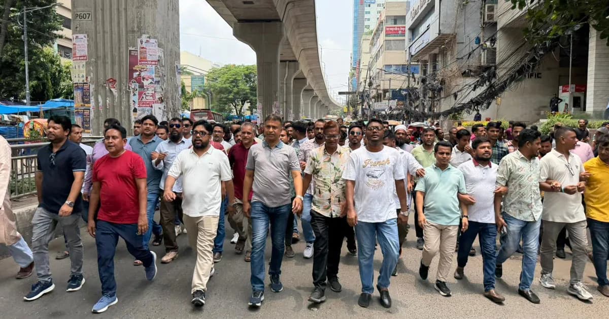 আ. লীগের নৈরাজ্যের প্রতিবাদে রাজধানীতে স্বেচ্ছাসেবক দলের মিছিল