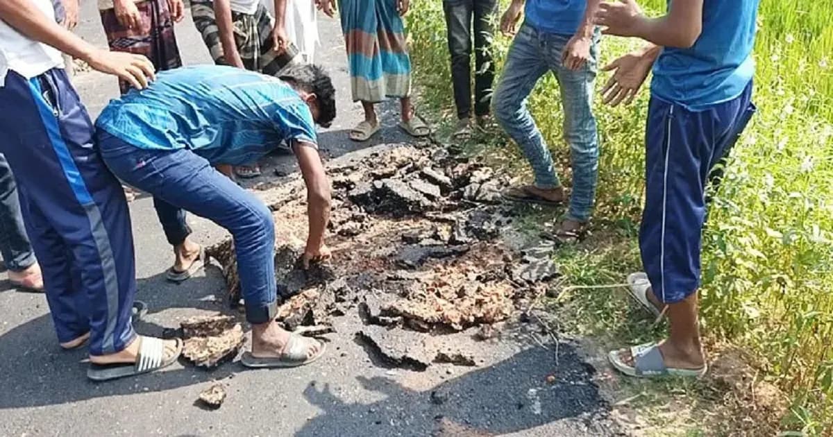 হাত দিয়ে টান দিলেই উঠে আসছে রাস্তার পিচ