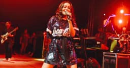 কনসার্টে নেহার অশালীন অঙ্গভঙ্গি, তোপের মুখে গায়িকা