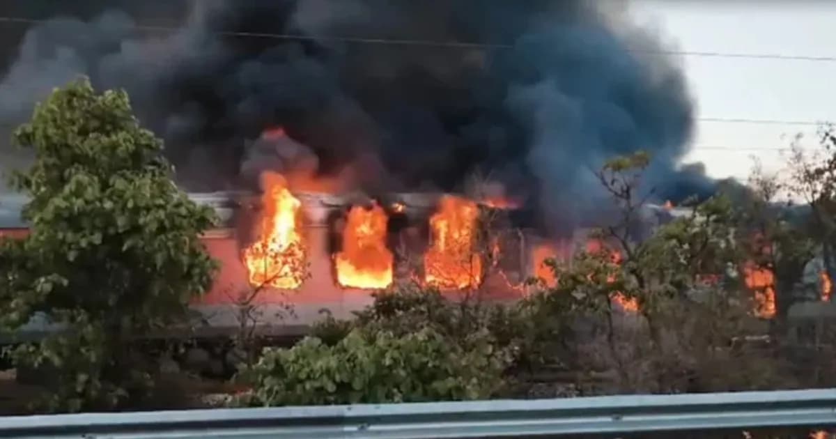 ভারতে চলন্ত ট্রেনে ভয়াবহ আগুন